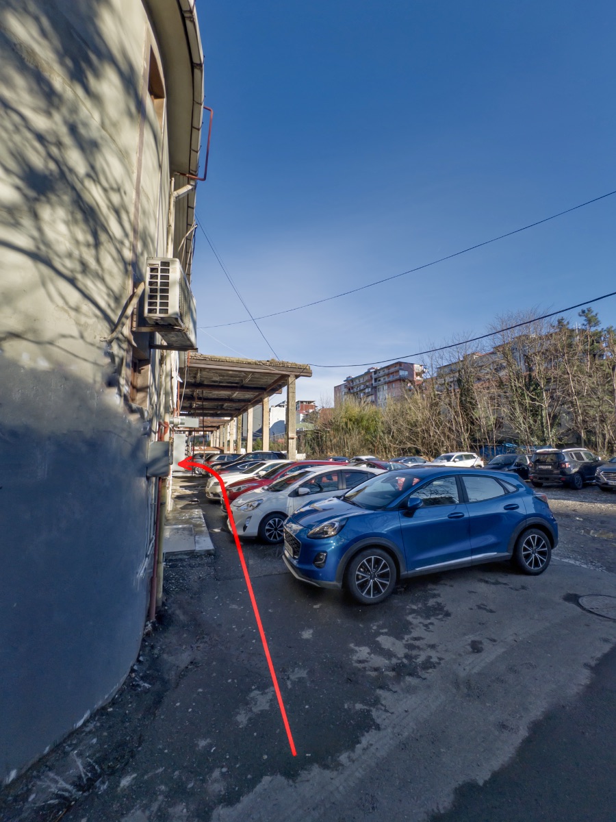 შენობის კუთხის ხედი ეზოში